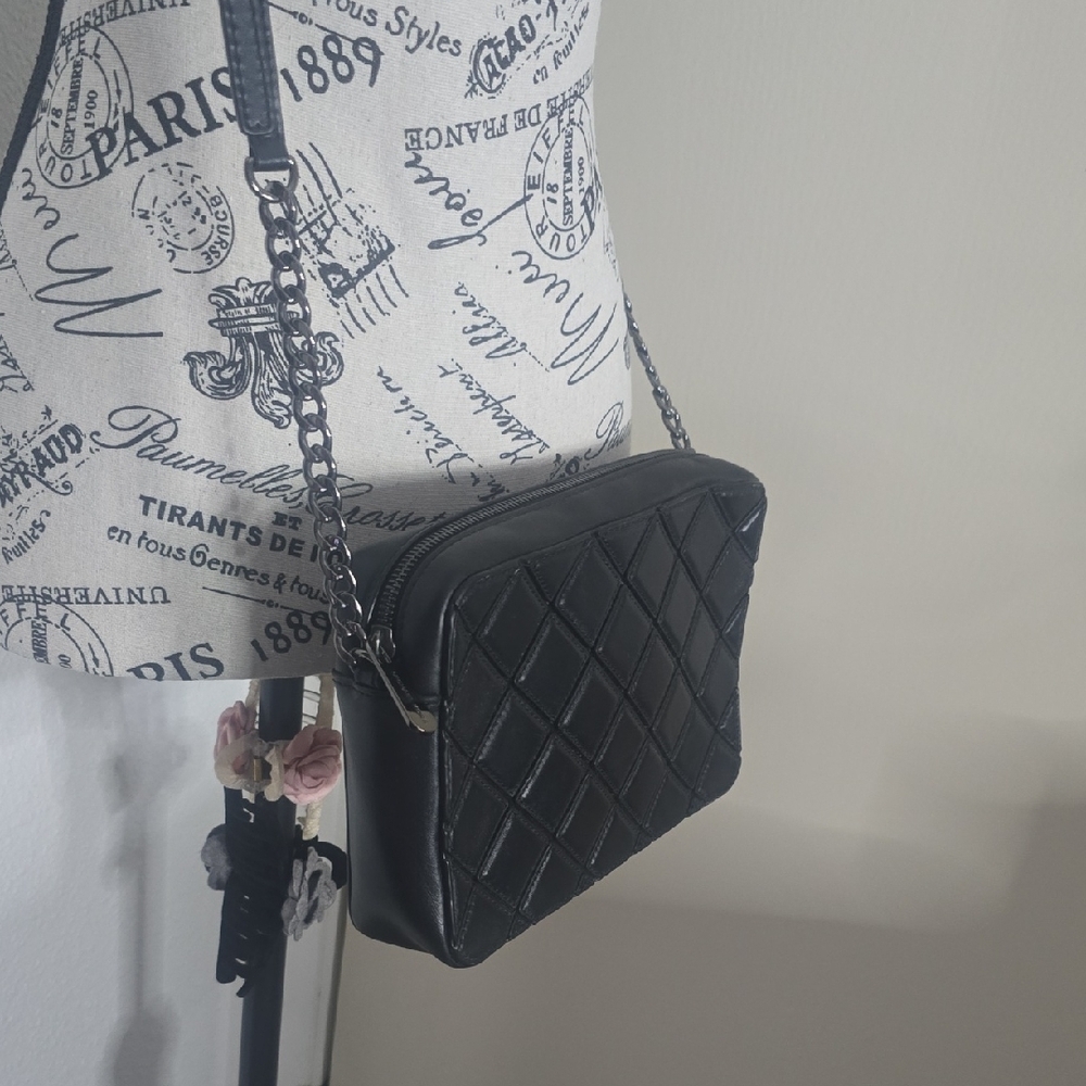 Michael Kors Black Diamond Quilted Crossbody Bag W/ Gunmetal Hardware (EUC)🩶🖤 - Picture 5 of 13